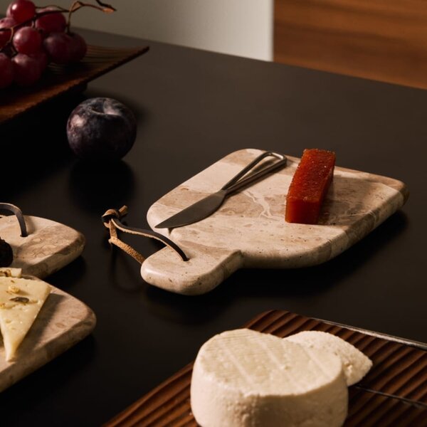 Sada servírovacího prkénka a nože Kave Home Suka 23 x 15 cm