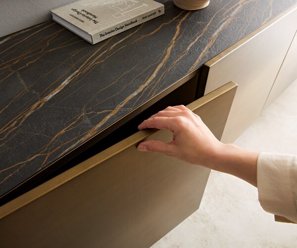 DELIFE Komoda Kazu 220 cm kovová zlatá 4 dvířka závěsná kov černá keramika Laminam®Noir Desir hnědá