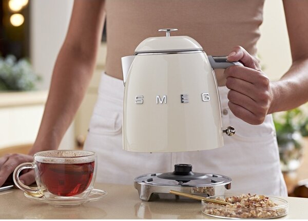 Krémová rychlovarná konvice z nerezové oceli 800 ml Retro Style – SMEG