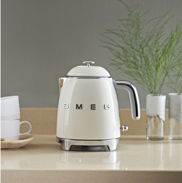 Krémová rychlovarná konvice z nerezové oceli 800 ml Retro Style – SMEG