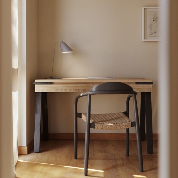 Šedá kovová stolní lampa Kave Home Tipir