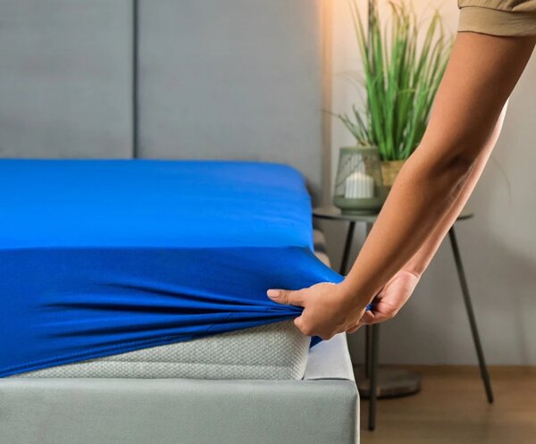 Prostěradlo JERSEY s gumou 90x200 cm TMAVĚ MODRÁ 100% bavlna