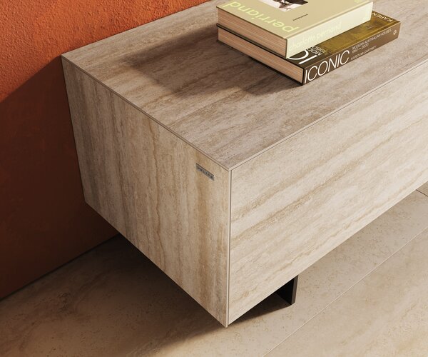 DELIFE TV stolek Cuor 220 cm keramika Laminam® Travertino Bianco krémová bílá 1 výklopná dvířka 2 zásuvky podnož závěsná kov černá