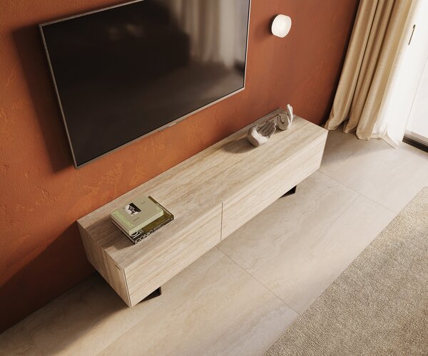 DELIFE TV stolek Cuor 180 cm keramika Laminam® Travertino Bianco krémově bílá 1 výklopná dvířka 2 zásuvky podnož závěsná kov černá