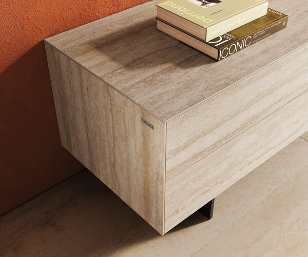 DELIFE TV stolek Cuor 180 cm keramika Laminam® Travertino Bianco krémově bílá 1 výklopná dvířka 2 zásuvky podnož závěsná kov černá