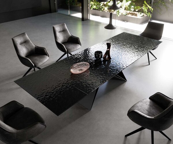 DELIFE Jídelní stůl Edge 200-300x100 sklo s reliéfem kouřově černé 3D design podnož ve tvaru V plochá ocel černá rozkládací
