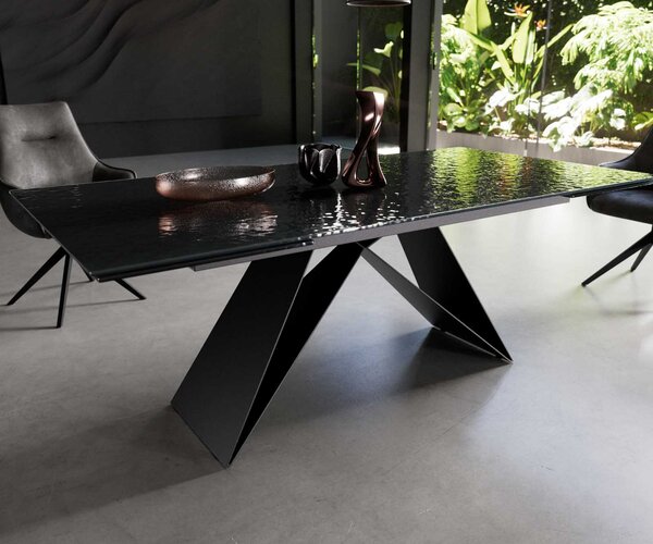 DELIFE Jídelní stůl Edge 200-300x100 sklo s reliéfem kouřově černé 3D design podnož ve tvaru V plochá ocel černá rozkládací