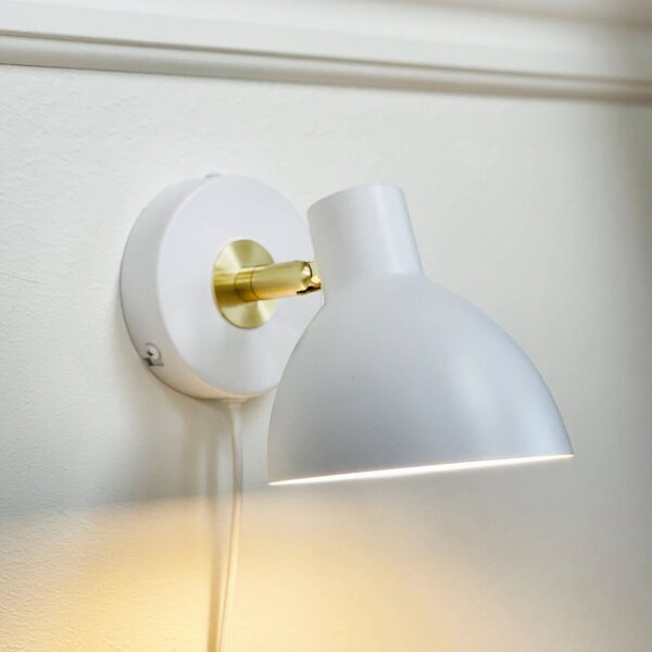 Dyberg Larsen Nástěnné světlo Lilje, bílá, Ø 16 cm, kov, Bílá / opál, Obývací pokoj / jídelna, kov, Design
