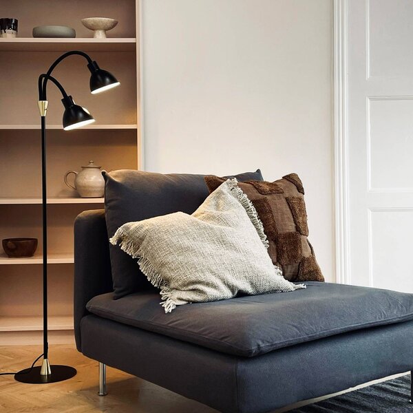 Dyberg Larsen stojací lampa Lilje, černá, výška 135 cm, 2-flg., Černá, Obývací pokoj / jídelna, kov, Design