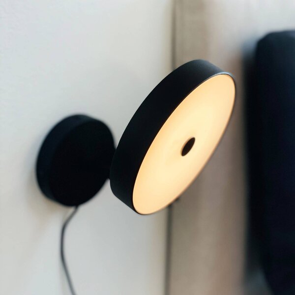 Dyberg Larsen LED nástěnné světlo Starlight, černá, Ø14 cm, stmívatelné., stmívatelný, Černá, Obývací pokoj / jídelna, kov, Design