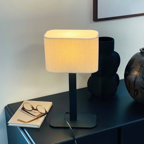 Dyberg Larsen stolní lampa Calix, přírodní bílá, výška 39 cm, Bílá / opál, Obývací pokoj / jídelna, Textil / tkanina / hedvábí, Design
