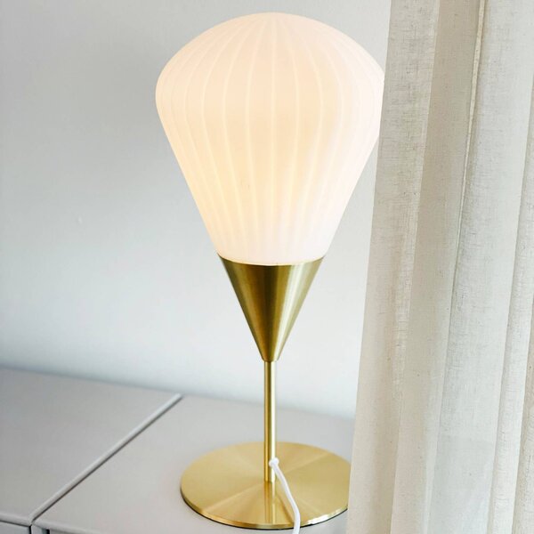 Dyberg Larsen Stolní lampa Ballon, bílá/mosazná, 46 cm, Mosaz / zlato, Obývací pokoj / jídelna, kov, Design