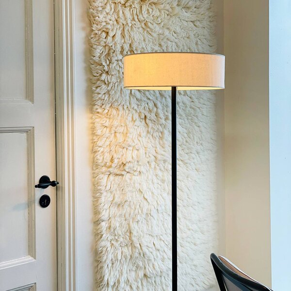 Dyberg Larsen stojací lampa Calix, černá/přírodní barva, 150 cm, Černá, Obývací pokoj / jídelna, kov, Design