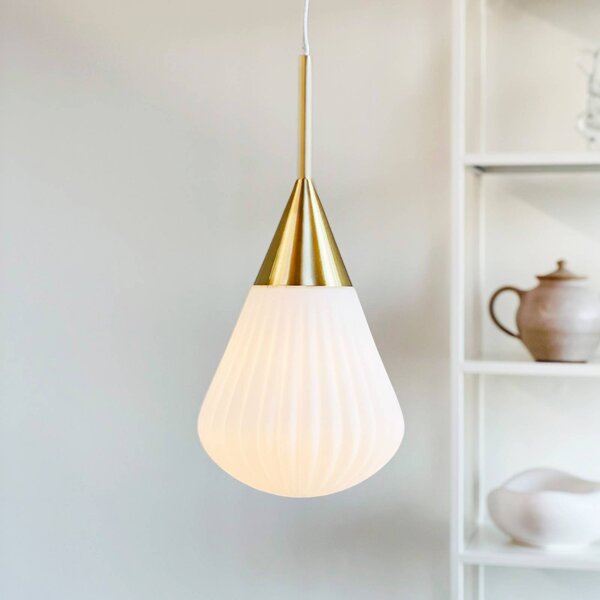 Dyberg Larsen závěsné světlo Ballon, Ø 21 cm bílé/mosazné, stmívatelný, Bílá / opál, Obývací pokoj / jídelna, Sklo, Design