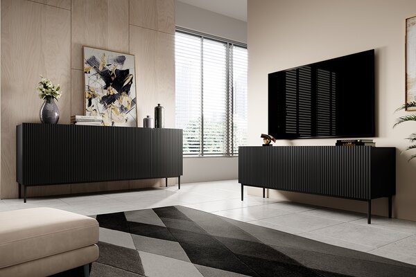 Moderní komoda Nicole 200 cm čtyřdveřová s ryhovaným čelem - černá matná / černé nohy