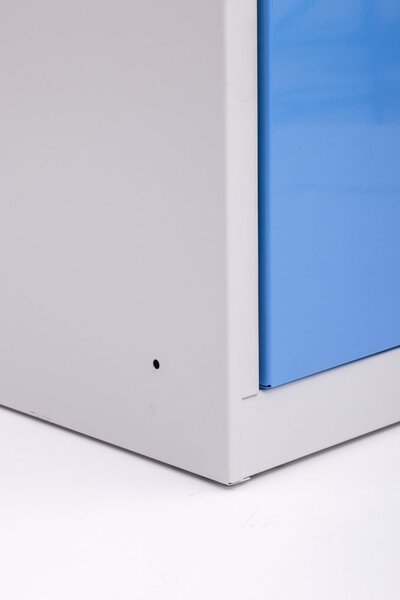 Kovová šatní skříň Trestles SS1M 1800x312x500 mm, 1 oddíl, světle modré dveře Typ zámku: cylindrický, Podnož: nožky