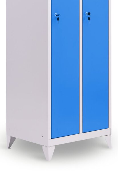 Kovová šatní skříň Trestles SS3M 1800x886x500 mm, 3 oddíly, světle modré dveře Typ zámku: cylindrický, Podnož: nožky