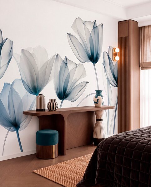 Fototapety Průsvitné modré a bílé tulipány s dlouhými stonky na světlém pozadí, jemné a strukturované, Fototapety moderní, w09538 : uwalls.cz