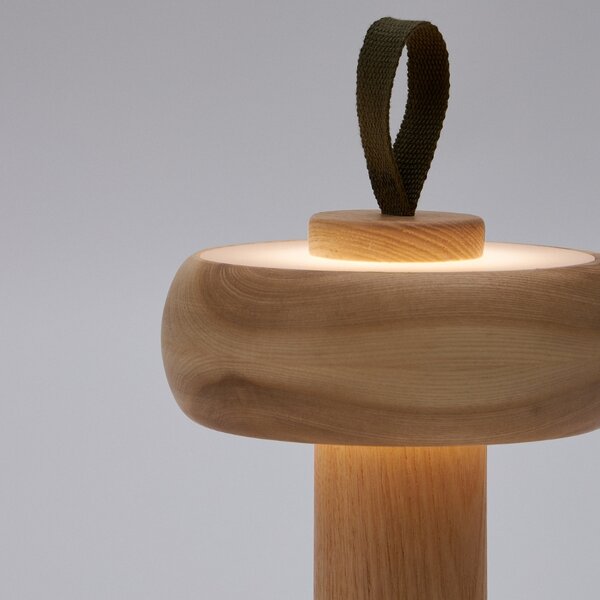 Dřevěná stolní LED lampa Kave Home Luba