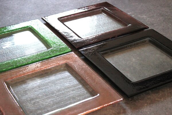 BDK-GLASS Čtvercový skleněný talíř BORDER 25x25cm - černý