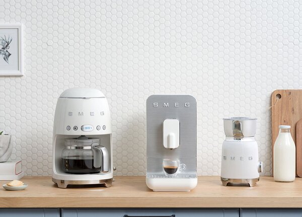 Smeg DCF02WHEU kávovar Plně automatické Kávovar na překapávanou kávu 1,4 l