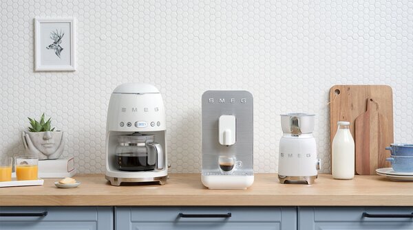 Smeg DCF02WHEU kávovar Plně automatické Kávovar na překapávanou kávu 1,4 l
