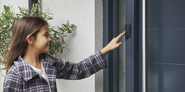 Yale 05/301000/BL numerická klávesnice Bluetooth Černá