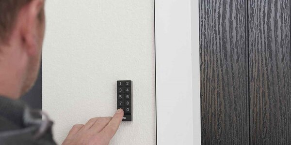 Yale 05/301000/BL numerická klávesnice Bluetooth Černá
