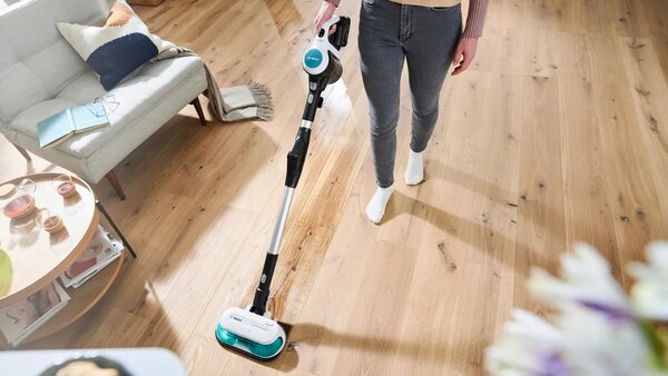 BOSCH Akumulátorový vysavač 2 v 1, vysávání a mopování Unlimited 7 ProHygienic Aqua White
