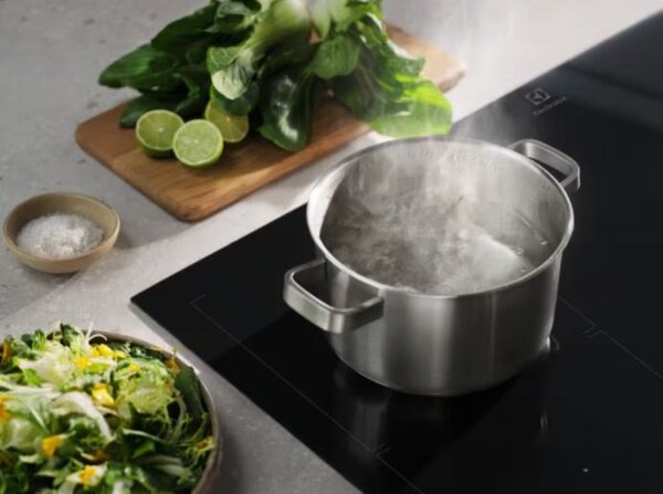 Electrolux Serie 700 EIS62453IZ Černá Vestavěné 60 cm Indukční varná deska se zónami 4 zóna/zón