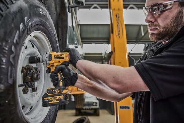 Rázový utahovák DEWALT DCF891P2T 18V 2x5Ah XR 812Nm Žlutá, Černá