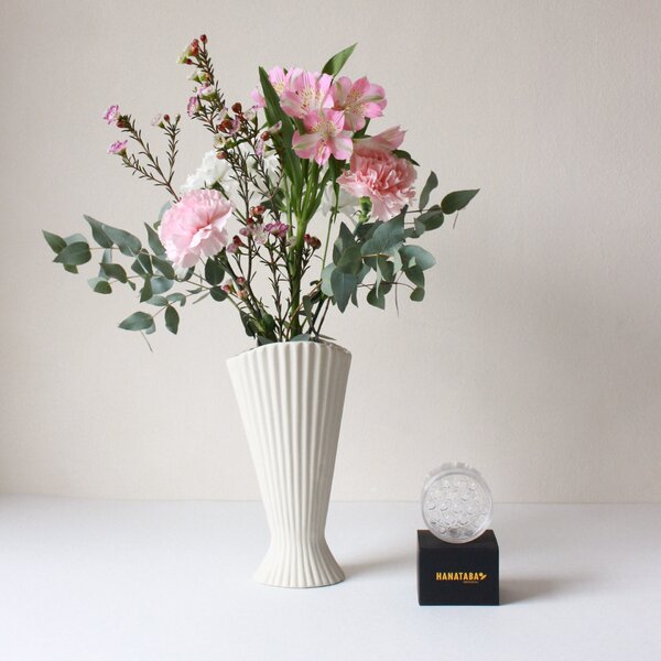 Exkluzivní set: váza Fountain Off White 23 cm + aranžovací kroužek Hanataba