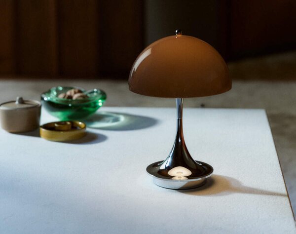 Louis Poulsen Přenosná lampa Panthella 160 V3, chrome original opal brown 5744613415