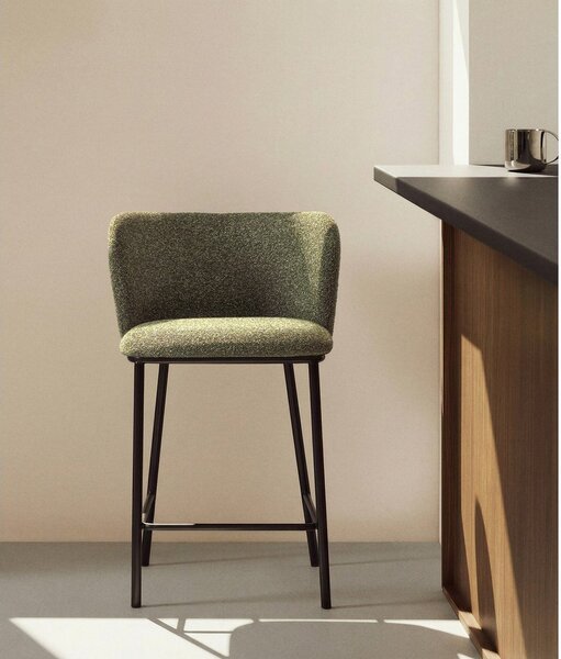 Tmavě zelená čalouněná barová židle (výška sedáku 65 cm) Ciselia – Kave Home