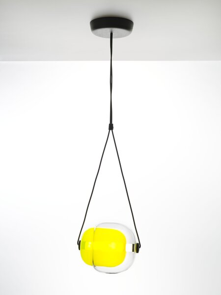 Brokis PC00937_012 Capsula, závěsné svítidlo s čirým vnějším a žlutým sklem uvnitř, 15W LED 2700K, šířka 29,5cm