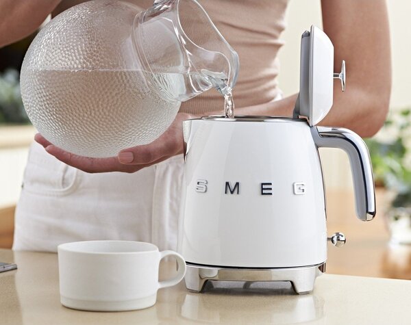 Bílá rychlovarná konvice z nerezové oceli 800 ml Retro Style – SMEG
