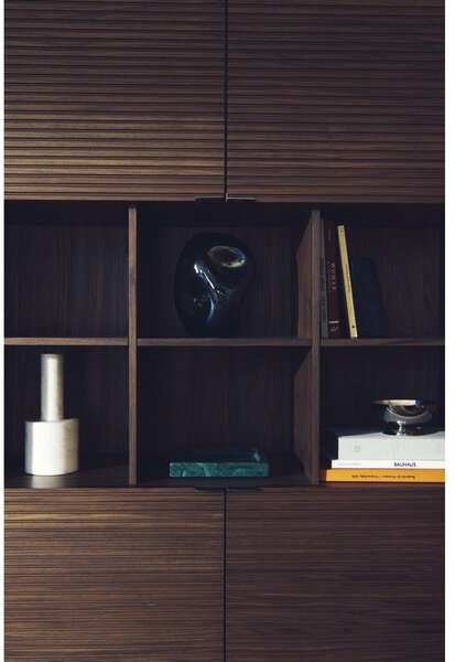 Tmavě hnědá skříň v dekoru ořechu 100x163x40 cm Norlen – Kave Home
