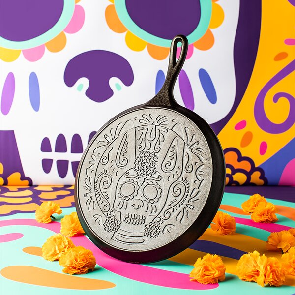 Litinová pánev na palačinky Lodge 26 cm - Xolo Sugar Skull