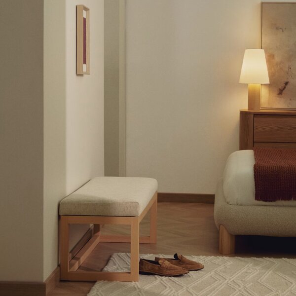 Kave Home Dřevěná lavice Loya 128 cm s béžovým sedákem