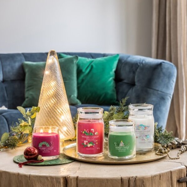 Střední vonná svíčka Yankee Candle Sparkling Winterberry Signature