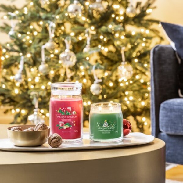 Střední vonná svíčka Yankee Candle Shimmering Christmas Tree Signature