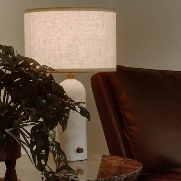 GUBI Bílá mramorová stolní lampa Gravity 49 cm s bílým stínidlem