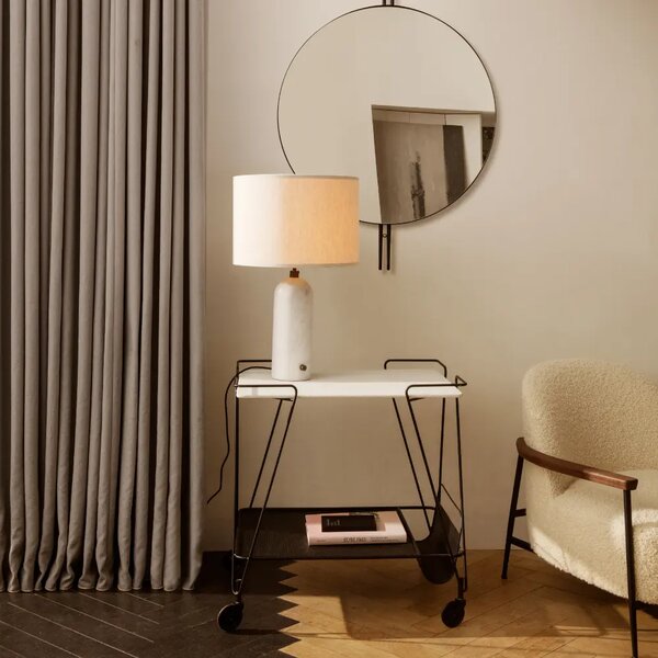 GUBI Bílá mramorová stolní lampa Gravity 49 cm s bílým stínidlem