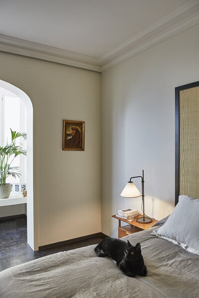 Marset A641-406 Funiculí, černá stolní lampa s pískovým textilním stínidlem, 1xE14, 61cm