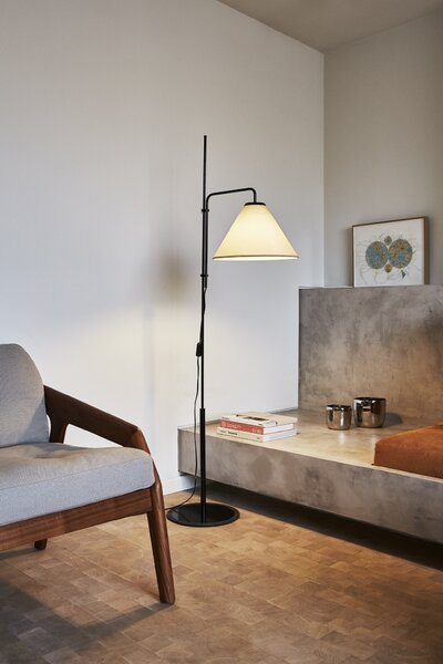 Marset A641-402 Funiculí, černá stojací lampa s pískovým textilním stínidlem, 1xE27, 158cm