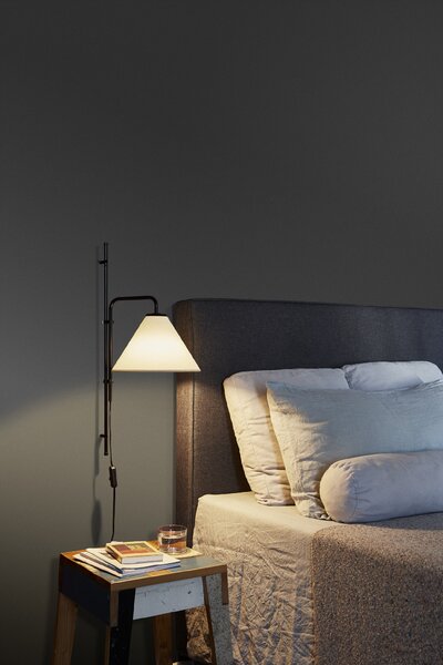 Marset A641-404 Funiculí, černá nástěnná lampa s pískovým textilním stínidlem, 1xE14, výška 60cm