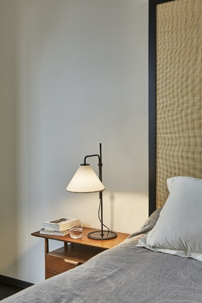 Marset A641-406 Funiculí, černá stolní lampa s pískovým textilním stínidlem, 1xE14, 61cm