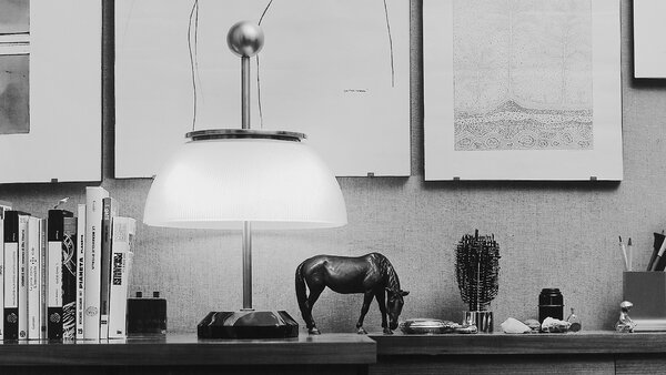 Artemide 0026010A Alfa, stolní lampička v kombinaci mramoru a křišťálového skla, 2x28W E14, výška 48cm