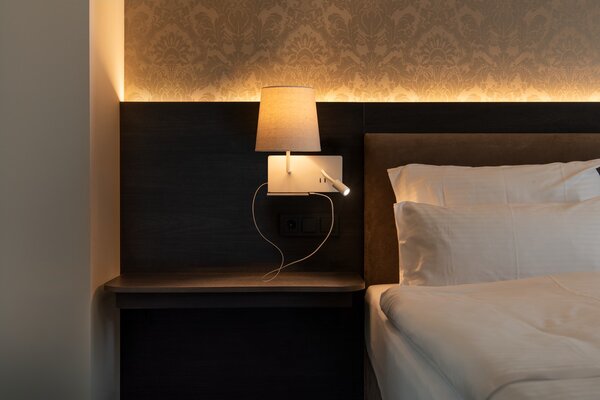 SLV 1003459 Somnila Flex, nástěnné svítidlo k posteli, 1x E27 + LED 3W 3000K, bílá, verze vlevo, USB přípojka