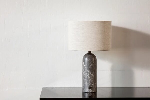 GUBI Šedá mramorová stolní lampa Gravity 49 cm s bílým stínidlem